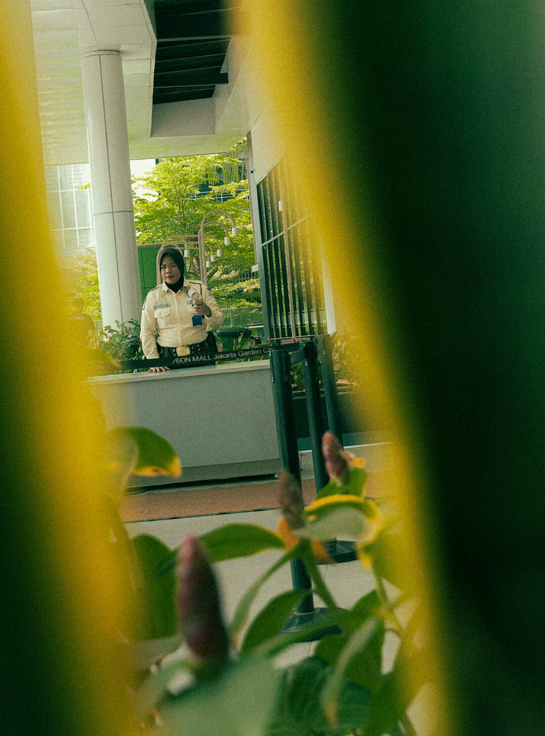 store detective watching suspects